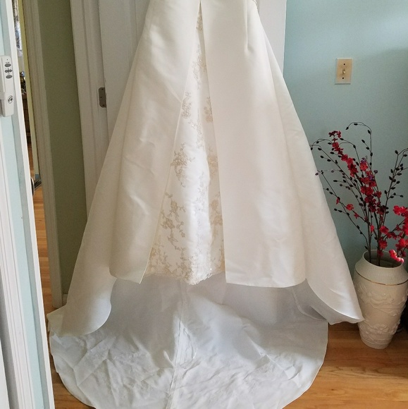 Brand new wedding dress. - Picture 2 of 13